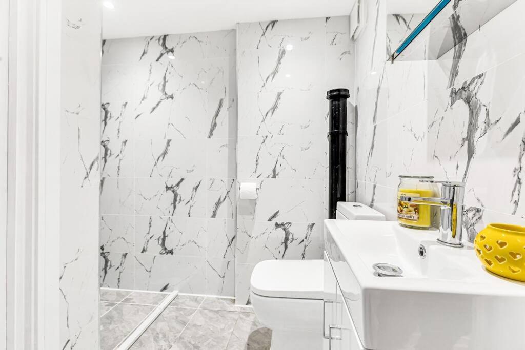 Luxstay Holland Park Apartment With Ac Лондон Экстерьер фото