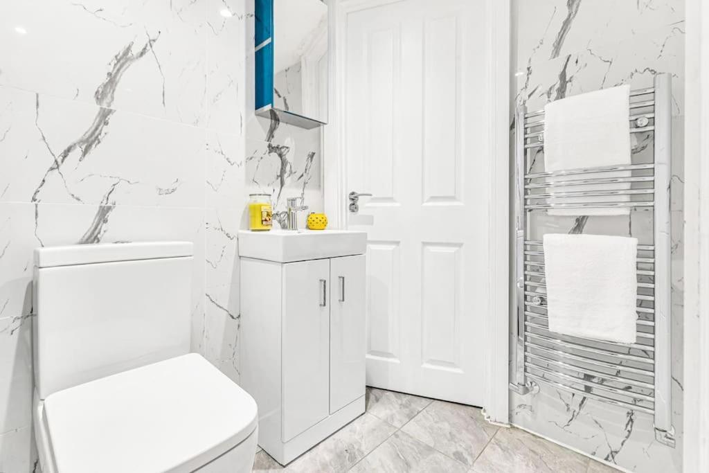 Luxstay Holland Park Apartment With Ac Лондон Экстерьер фото