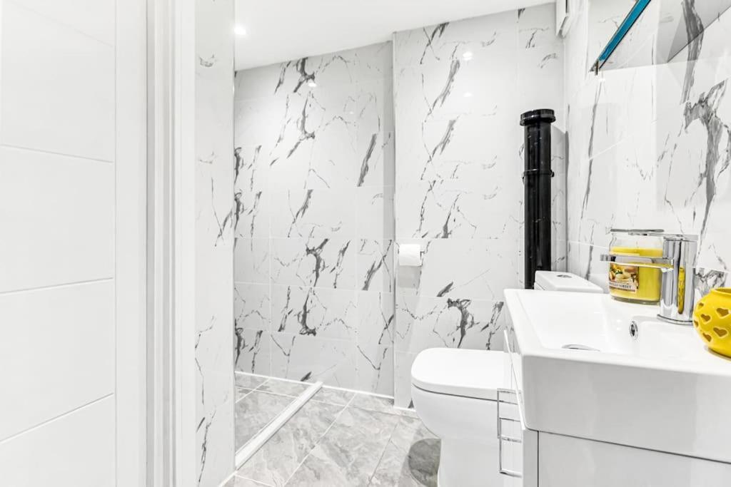 Luxstay Holland Park Apartment With Ac Лондон Экстерьер фото
