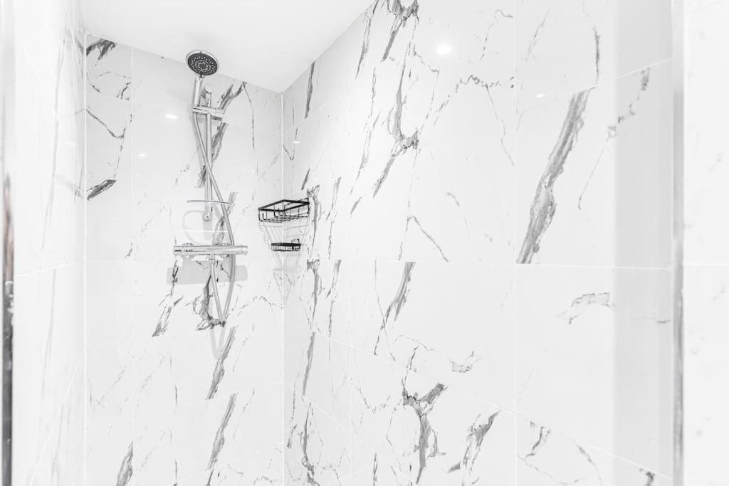 Luxstay Holland Park Apartment With Ac Лондон Экстерьер фото